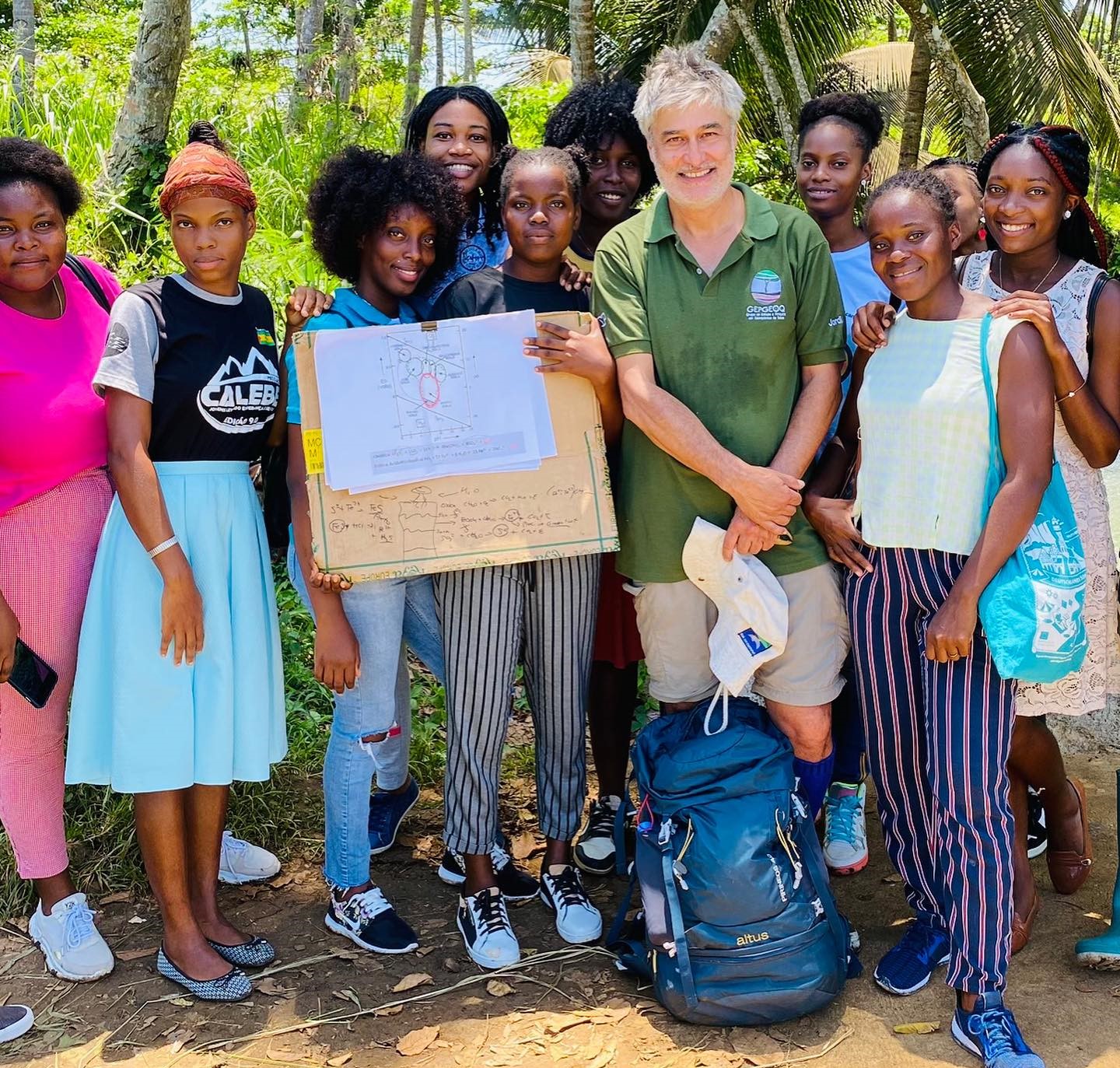 Alunos de Biologia da FCT-USTP Participam de Aula Prática no Mangal de Água Izé