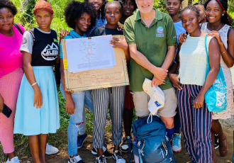 Alunos de Biologia da FCT-USTP Participam de Aula Prática no Mangal de Água Izé