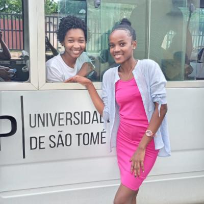 Momento Mágico com a Biblioteca Itinerante em Neves!